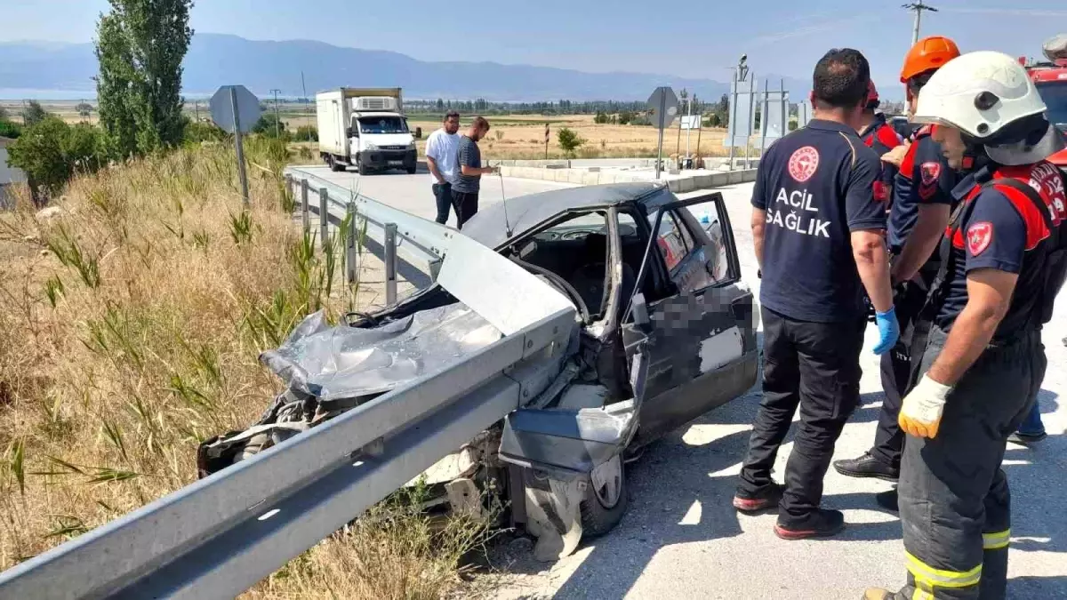 Burdur\'da Kaza: Otomobil Bariyere Saplandı