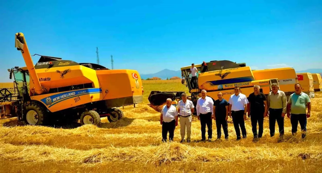 Afyonkarahisar\'da Belediyeye Ait Kocaöz Tarlasında Buğday Hasadı Yapıldı