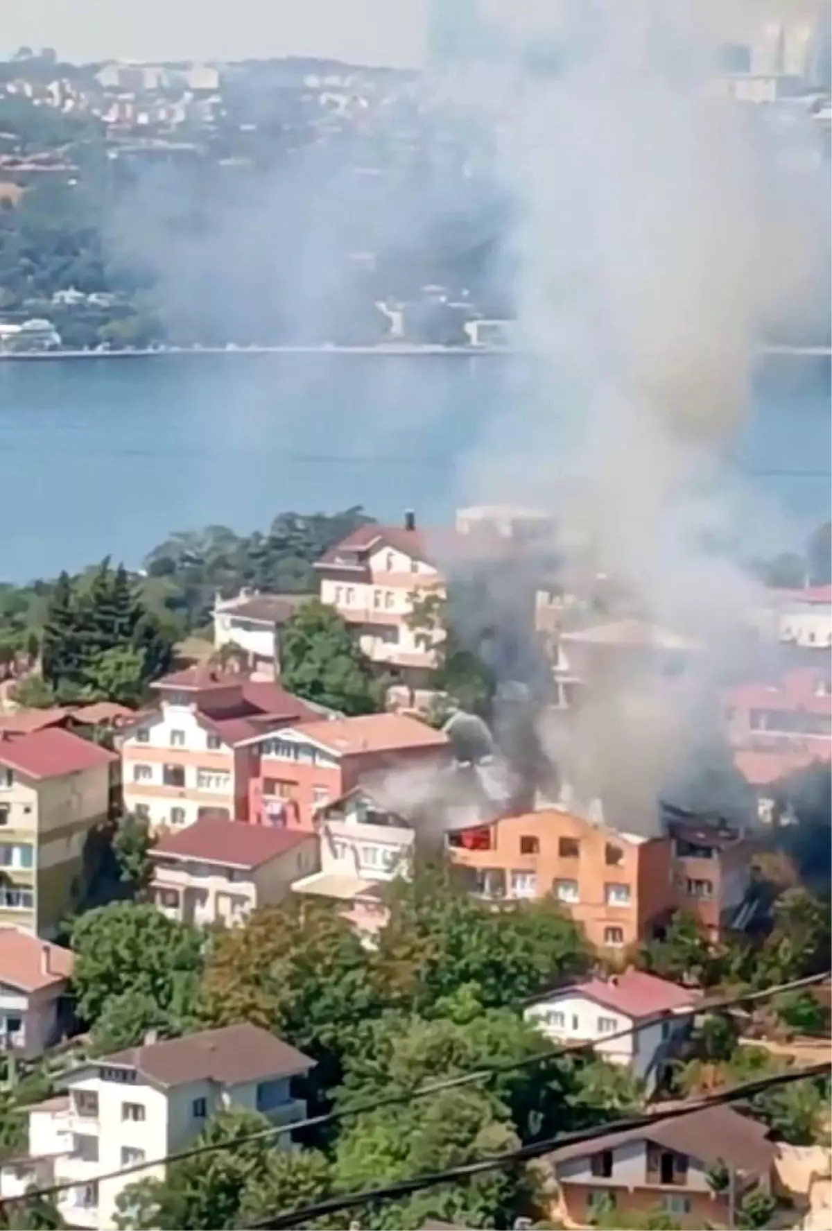 Beykoz\'da Yangın: Mahsur Kalanlar Kurtarıldı