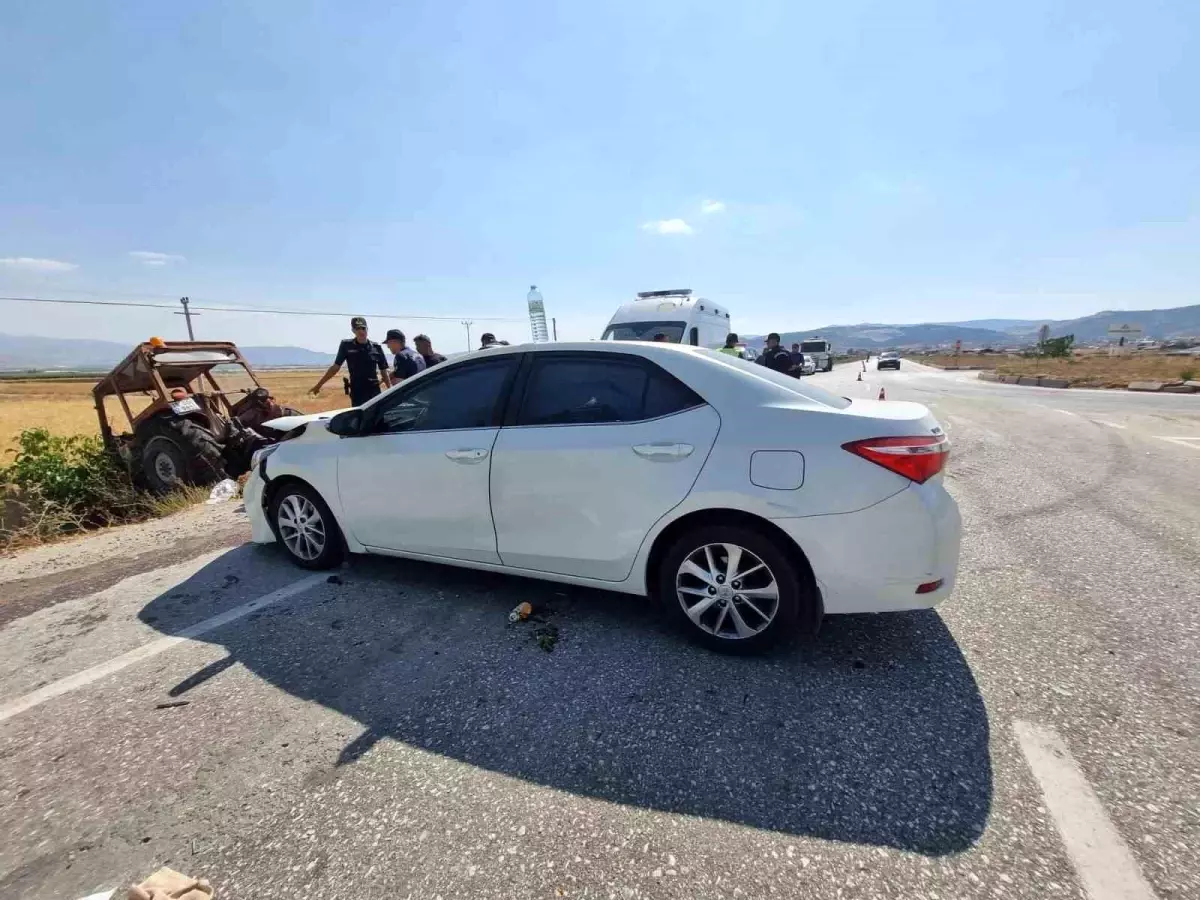 Burdur\'da Traktör-Otomobil Çarpıştı: 5 Yaralı