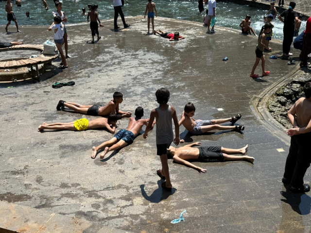 Diyarbakır'da termometre 47 dereceyi gösterdi: Çocuklar havuzlara, yetişkinler camilere akın etti