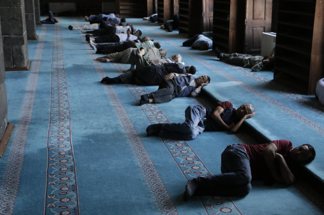 Diyarbakır'da termometre 47 dereceyi gösterdi: Çocuklar havuzlara, yetişkinler camilere akın etti