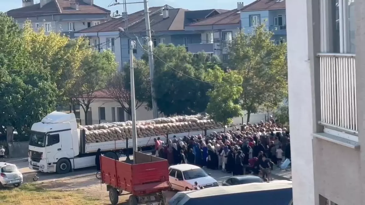 İnegöl\'de Hayırsever Patates Dağıttı