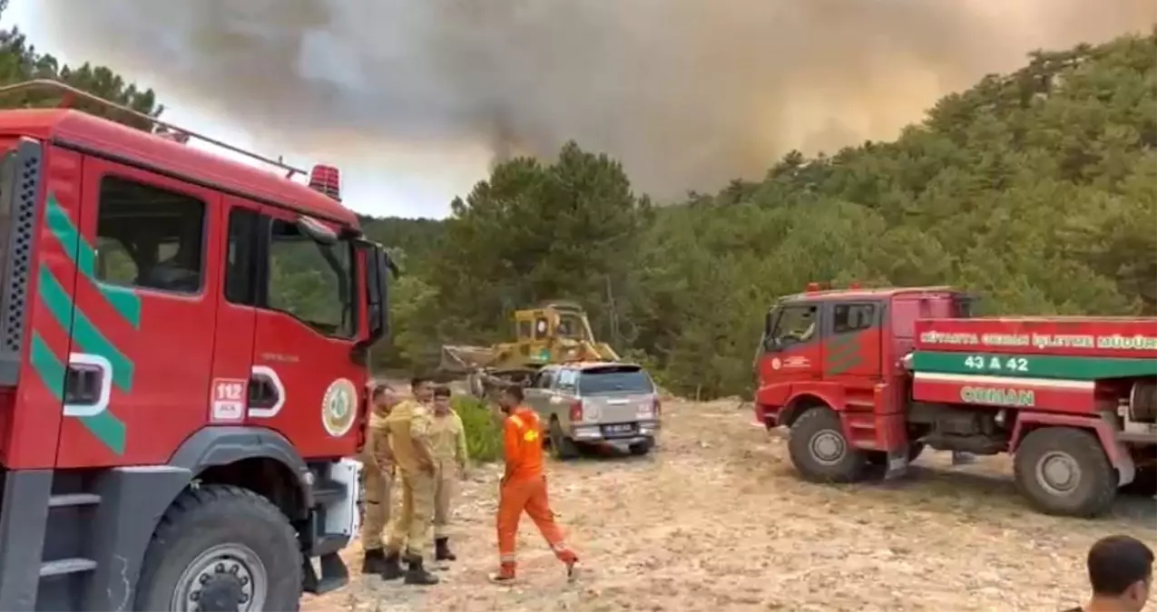 Orman bölge müdürü alevlerin arasında kaldı, imdadına helikopter yetişti