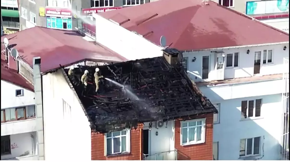 Sultanbeyli\'de Çatı Yangını