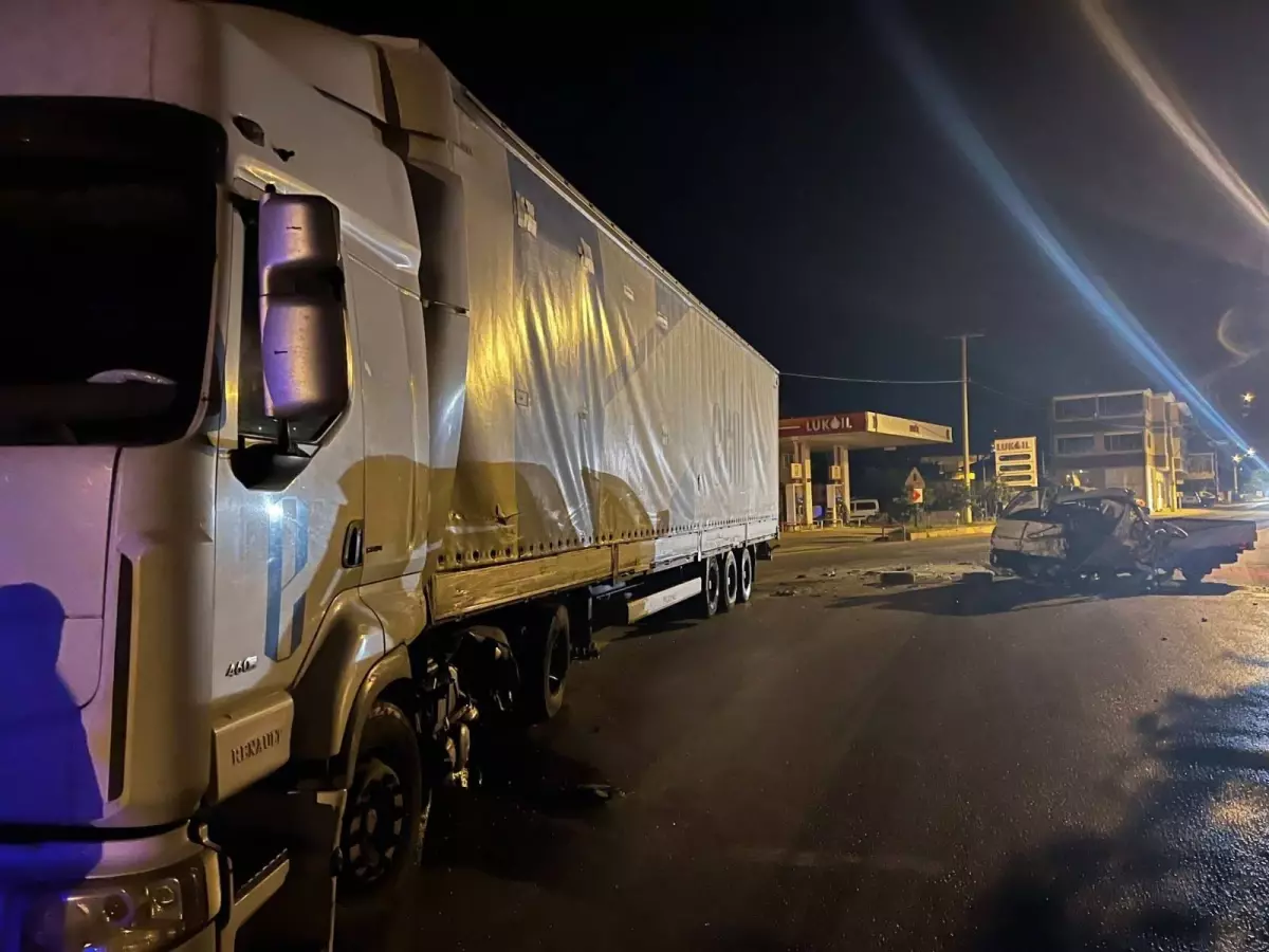 TIR ile Çarpışan Genç Sürücü Hayatını Kaybetti