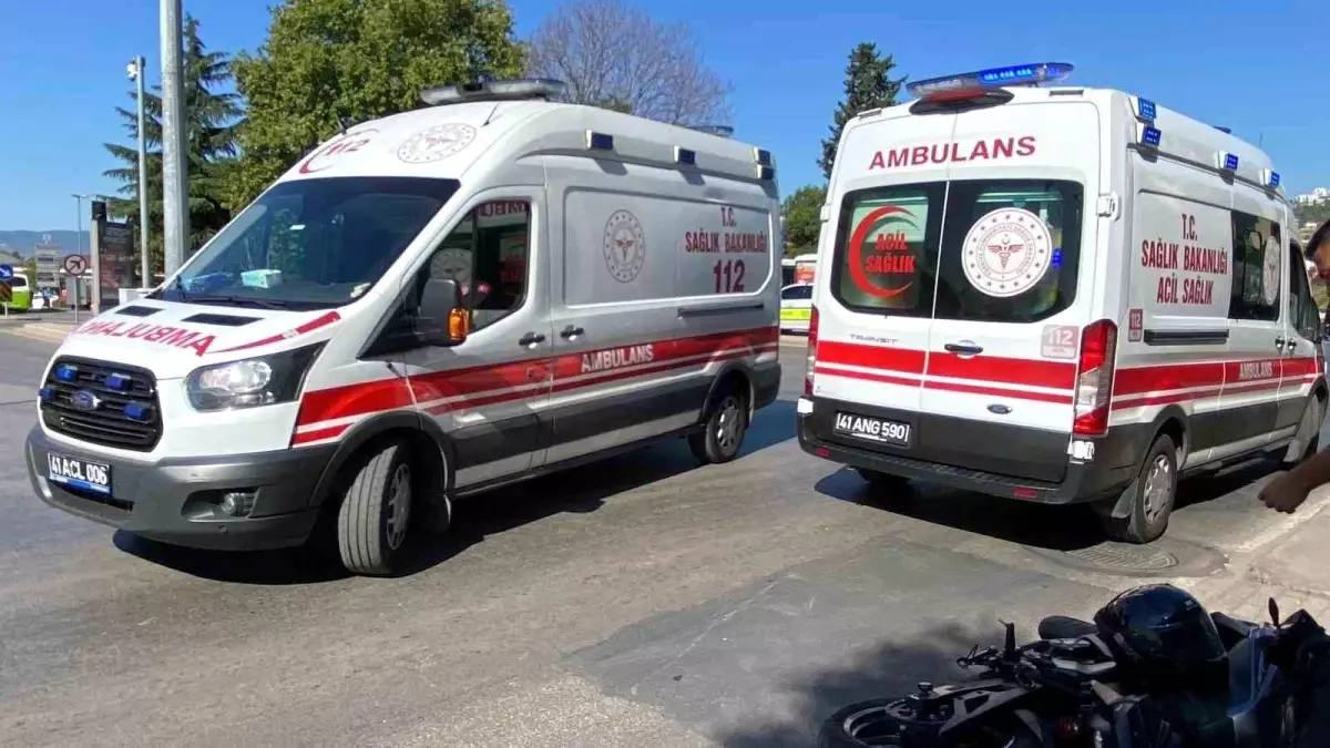 İzmit\'te Trafik Kazası: Yaya ve Motosiklet Sürücüsü Yaralandı