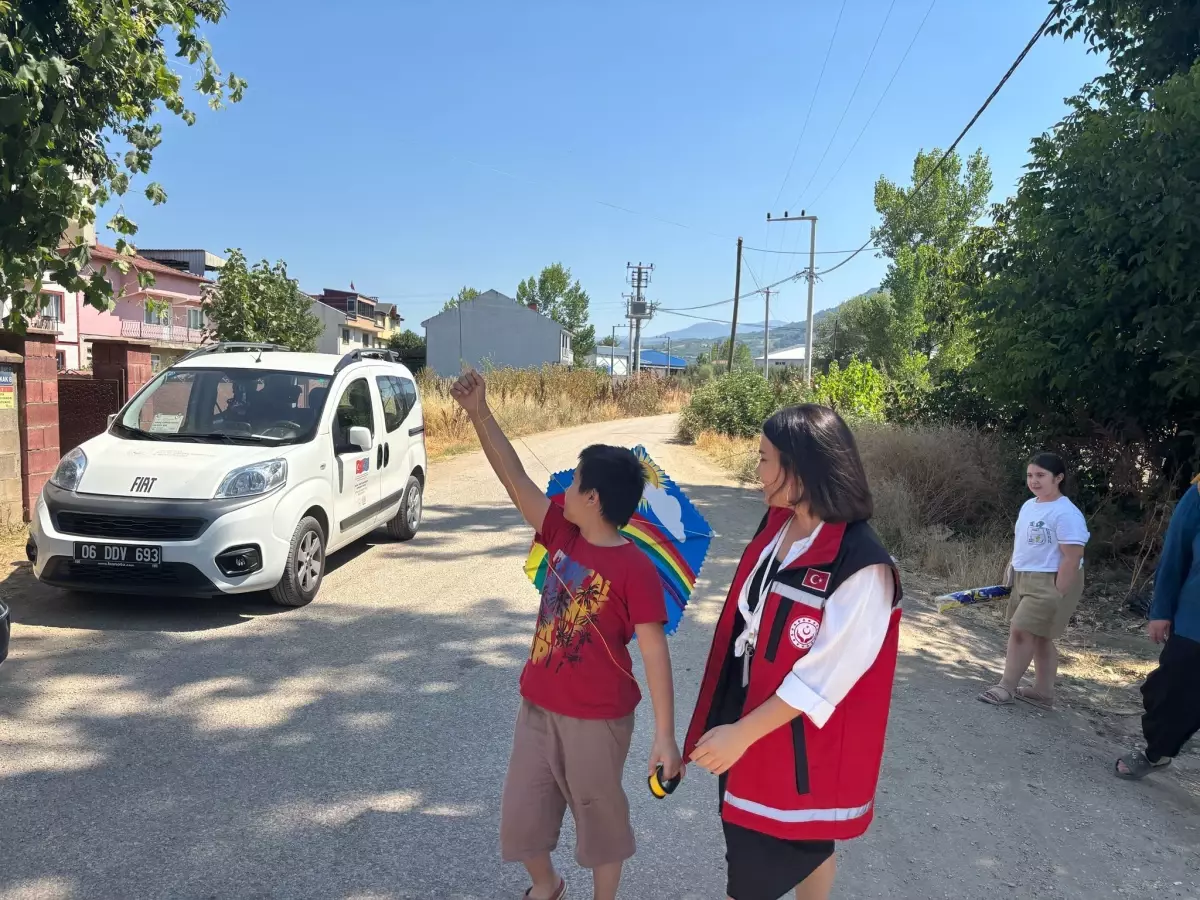 Yaralı Babasının Oğluna Uçurtma Hediyesi