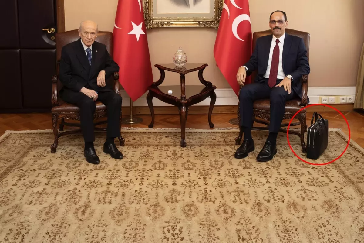 Yakın korumalarına bile emanet etmiyor! İşte İbrahim Kalın\'ın yanından ayırmadığı çantanın sırrı