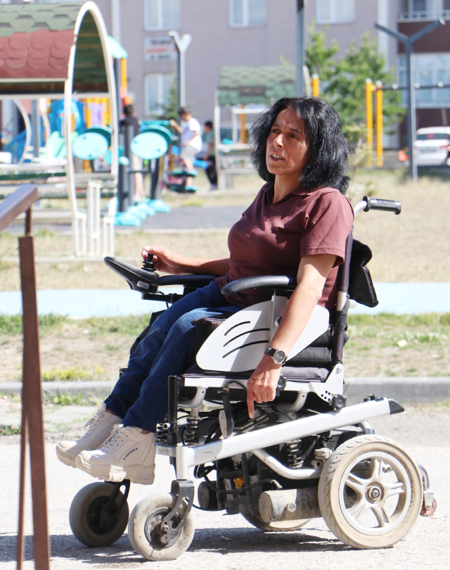 5 erkek engelli kadını tekme ve sopalarla darp edip silah çekti