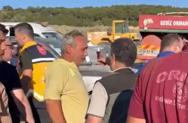 Alevlerin arasından kurtulduktan sonra ağlayarak müdürüne sarıldı