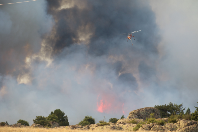 Alevlerin arasından kurtulduktan sonra ağlayarak müdürüne sarıldı