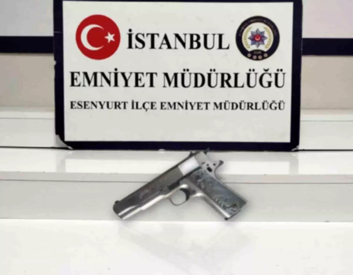 Esenyurt\'ta Ayağı Alçılı Gençten Silahlı Saldırı