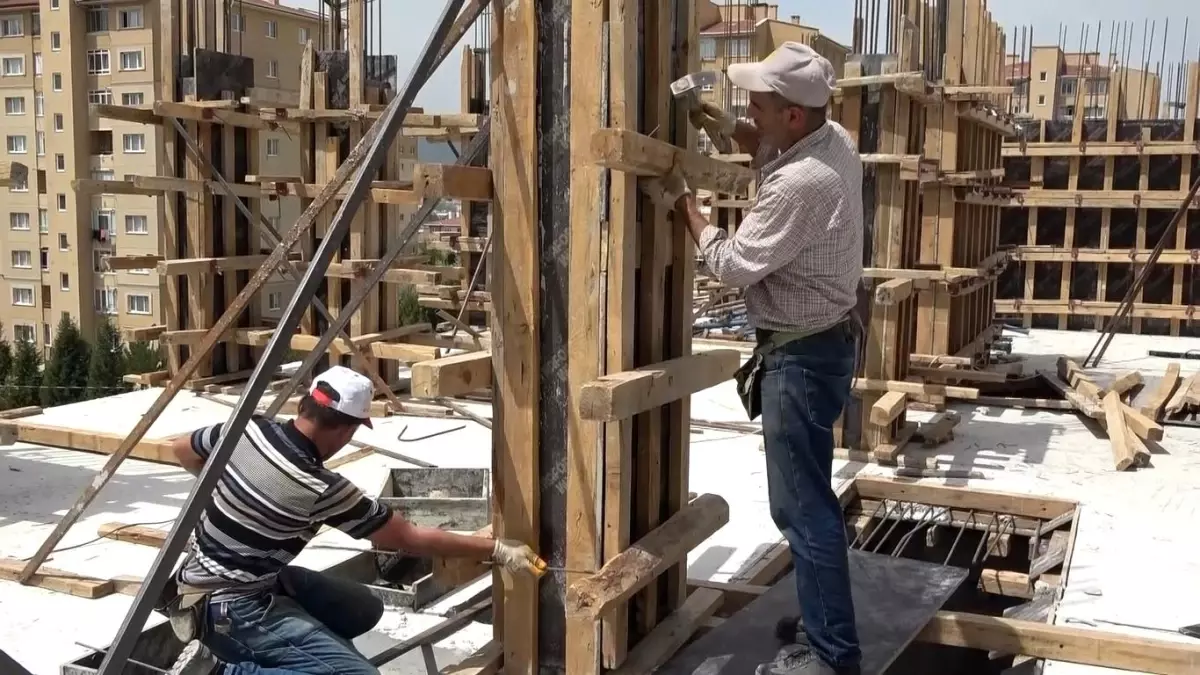 Kütahya\'da İşçiler Sıcak Havada Çalışıyor