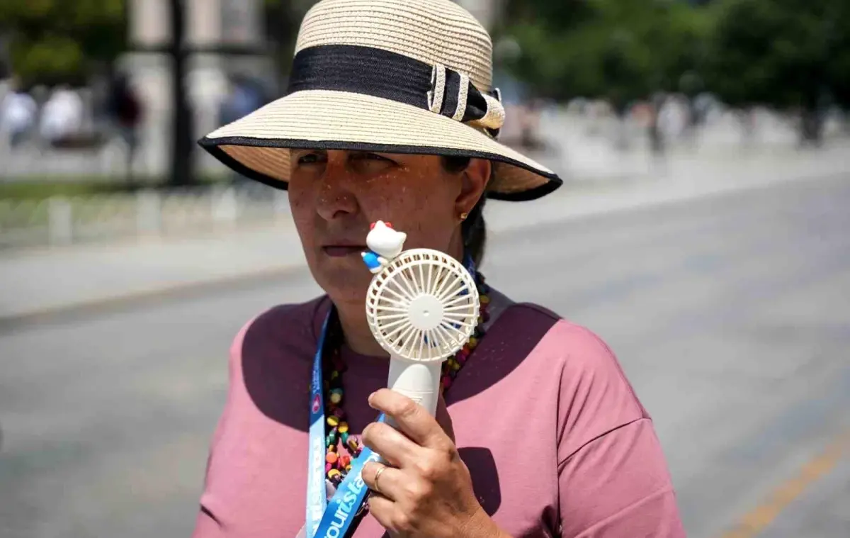 İstanbul\'da 42 Derece, Turistler Vantilatörle Serinliyor
