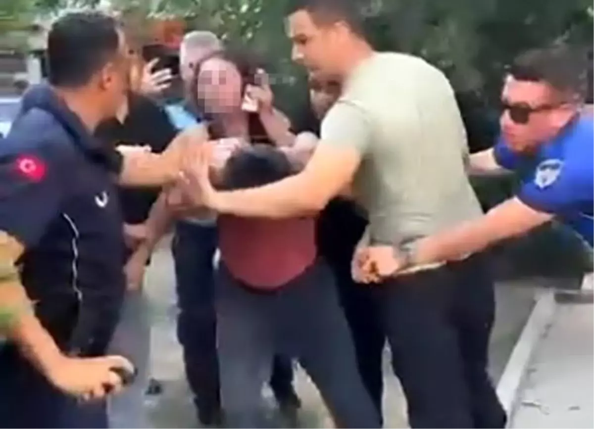 İzmir\'de Zabıta ile Seyyar Satıcı Arasında Arbede: Kadın Vatandaş Fenalaştı