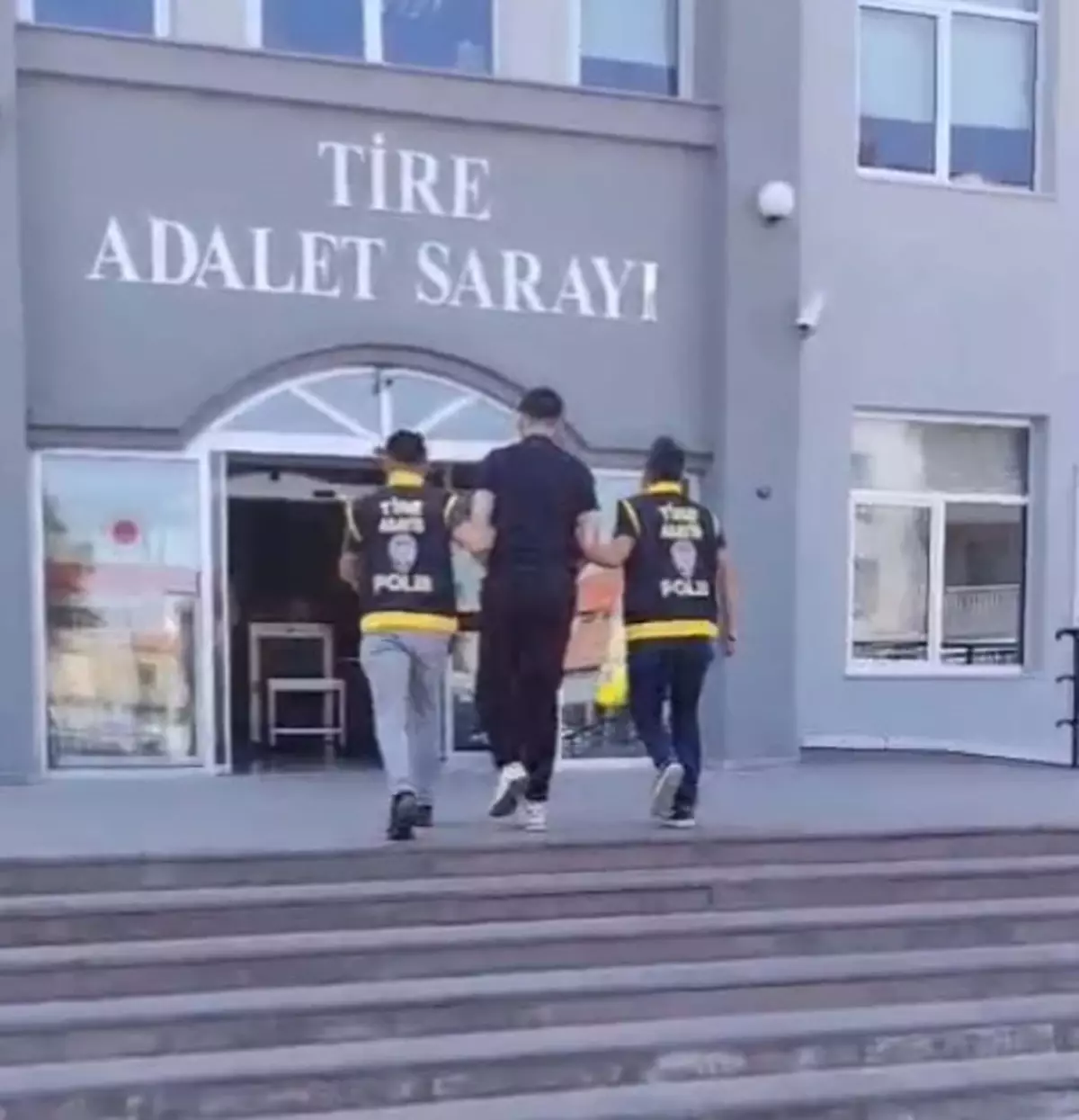 Tire\'de Dolandırıcı Polis Kılığıyla Yakalandı