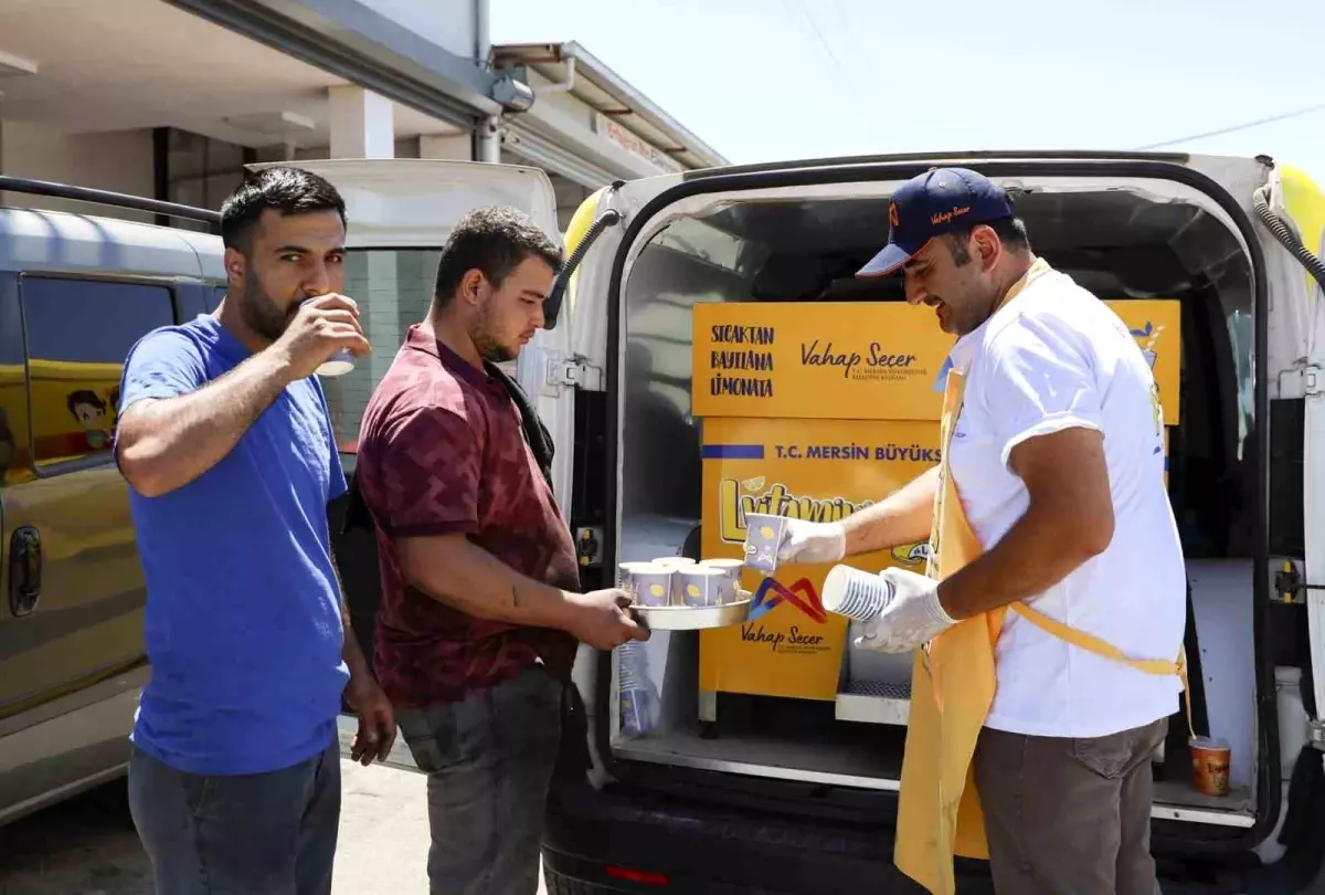 Mersin Büyükşehir Belediyesi\'nden Emekçilere Limonata İkramı