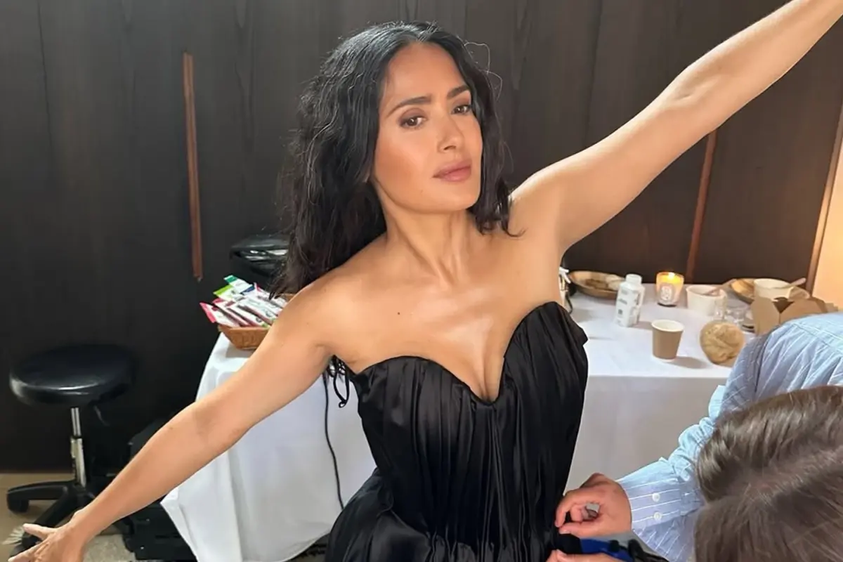 58 yaşında ama gören 30 zannediyor! Salma Hayek\'ten bikinili dans performansı