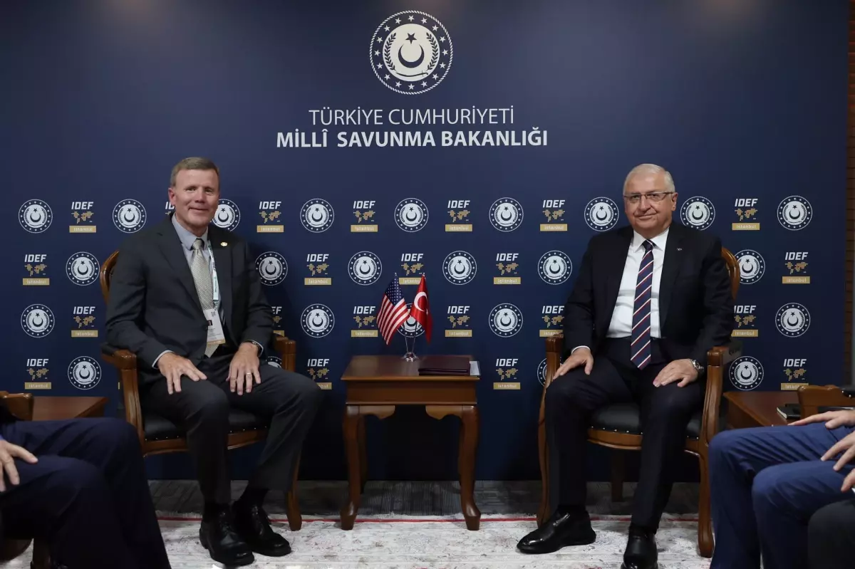 Bakan Güler IDEF 2025\'te Görüşmeler Yaptı