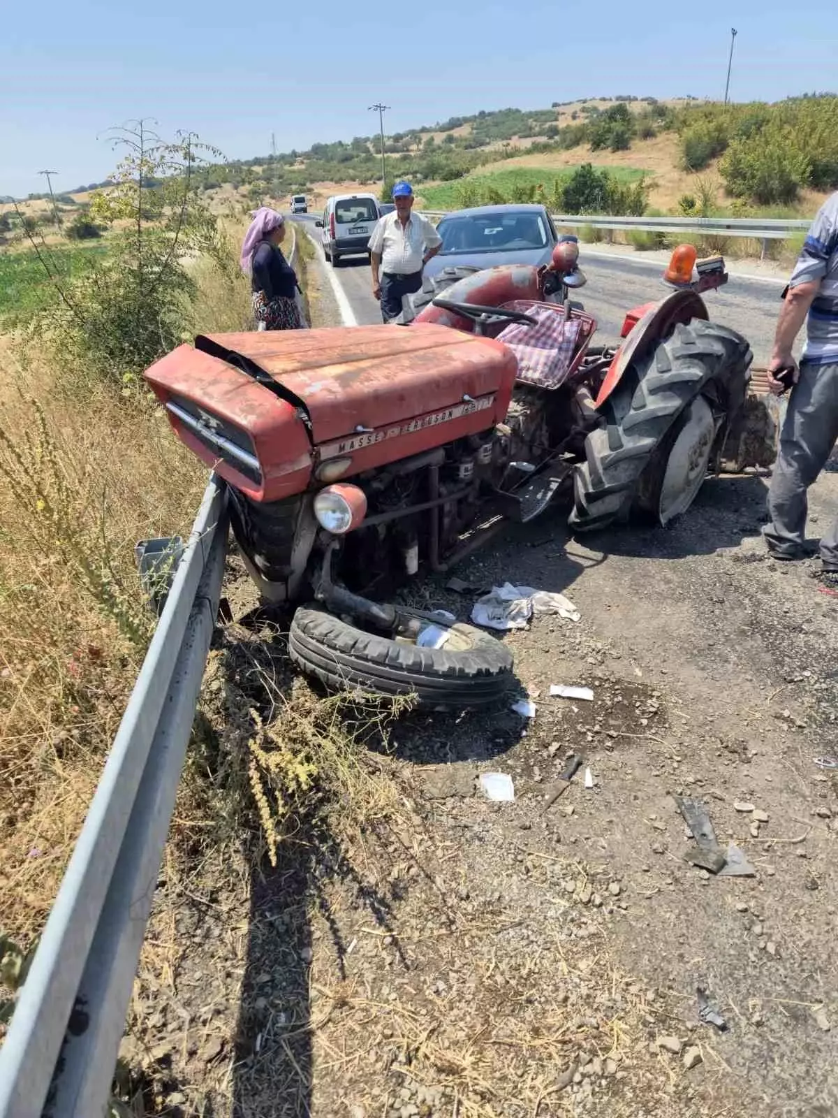 Bigadiç\'te Traktör-Otomobil Çarpışması: 5 Yaralı