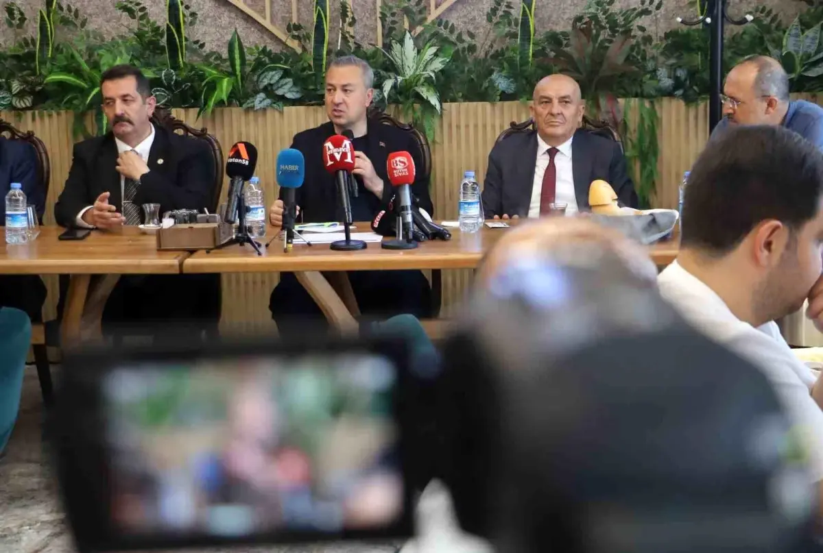 Sivas Belediye Başkanı Adem Uzun, Basın Bayramı\'nda Gazetecilerle Bir Araya Geldi