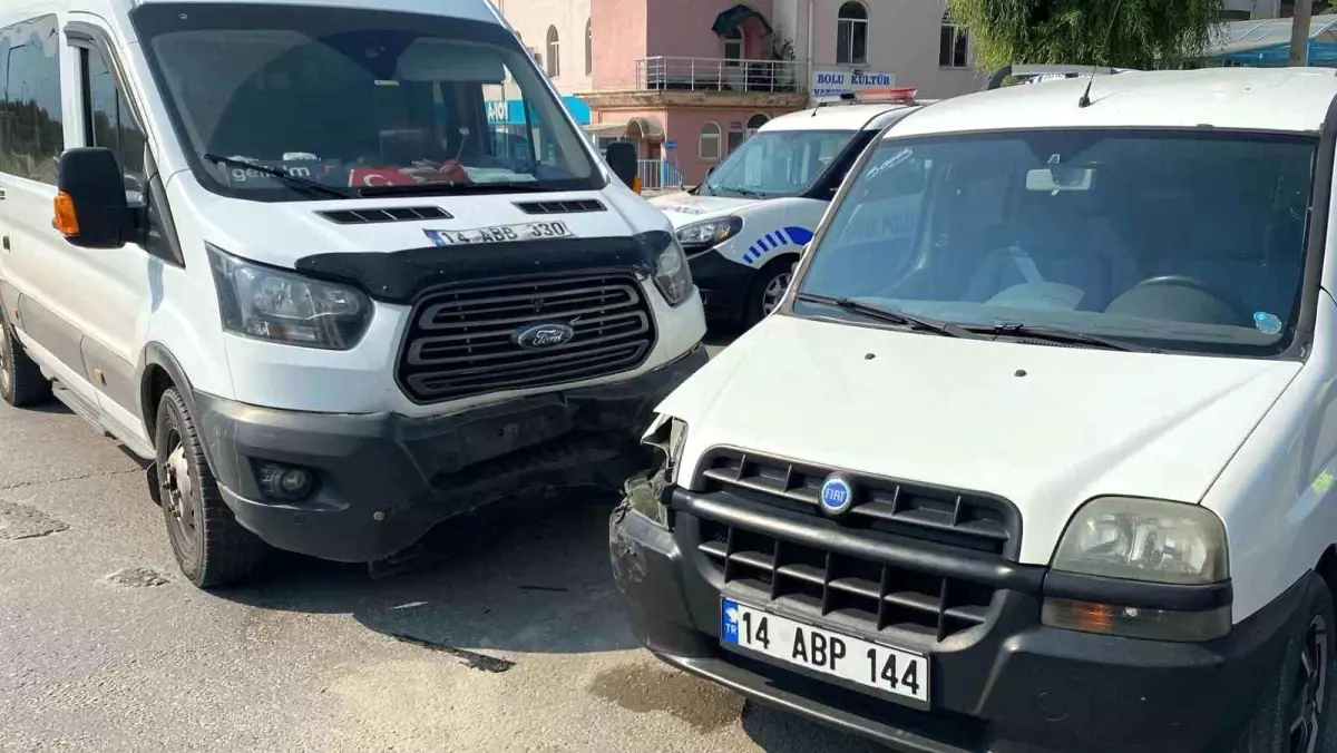 Bolu\'da Minibüs ve Ticari Araç Çarpıştı