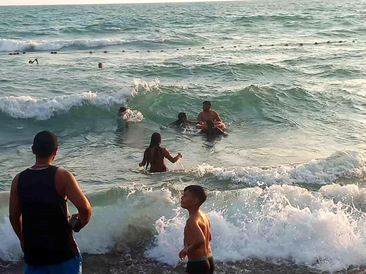 Hatay\'da Boğulma Tehlikesi Geçiren 3 Çocuk Kurtarıldı