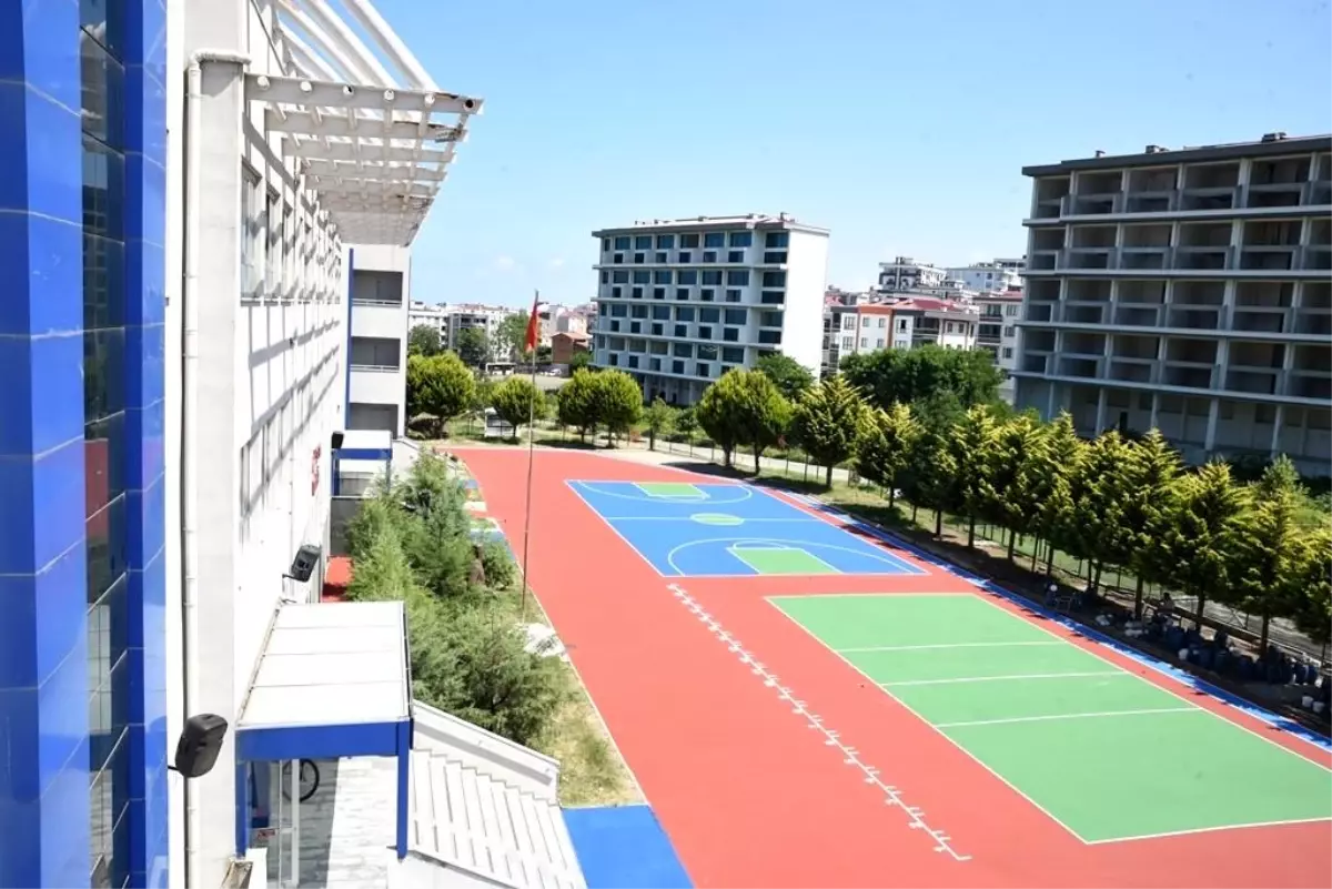 OMÜ Vakfı Koleji\'nde Spor Alanı Yenileme Projesi