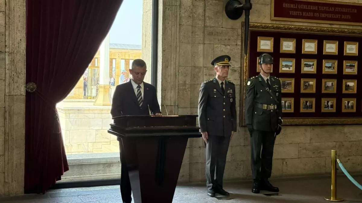 Özgür Özel, Lozan Antlaşması\'nın 102. Yılında Anıtkabir\'i Ziyaret Etti