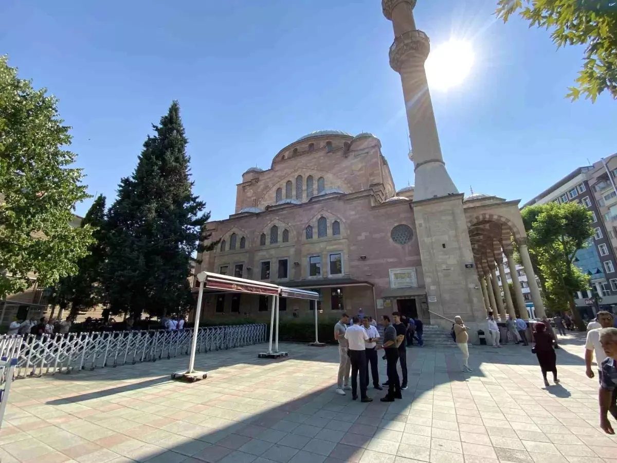 Reşadiye Camii\'nde şehit cenazesi hazırlığı