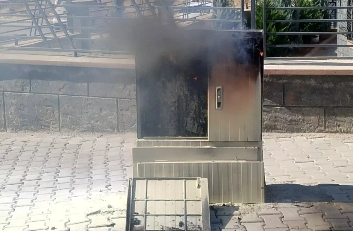 Şanlıurfa\'da Elektrik Panosu Alev Alev Yandı