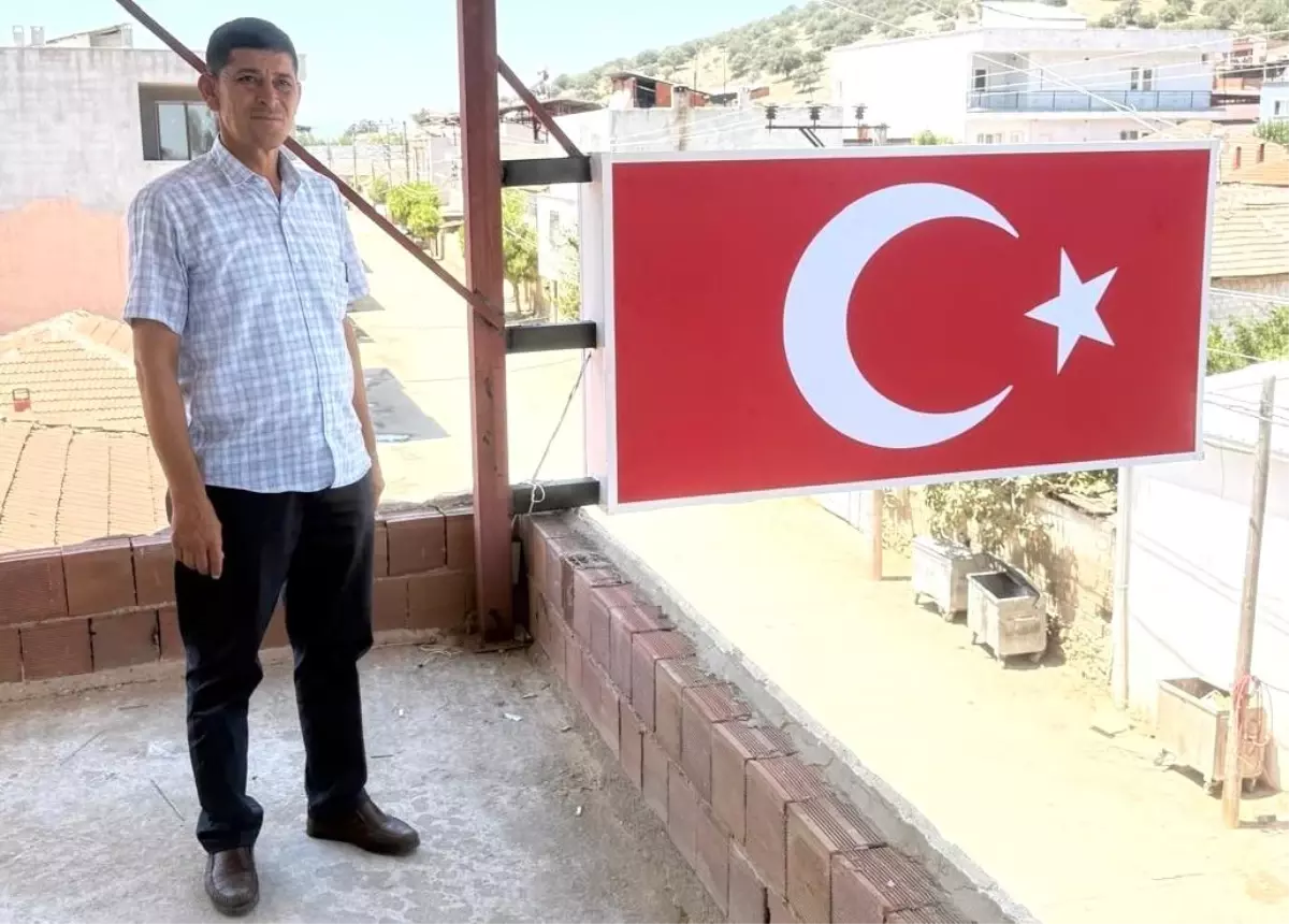 Yeni Muhtar, İlk Maaşıyla Bayrak Aldı