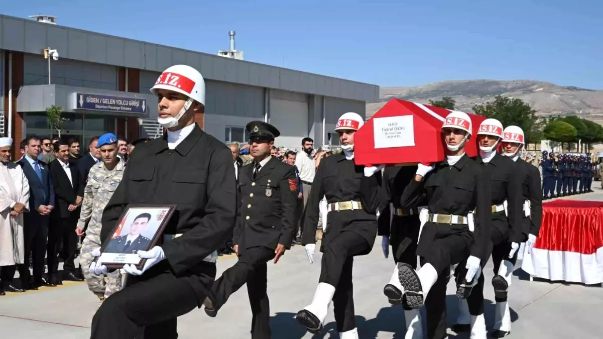 Şehit Üsteğmen Tuğrul Özsu\'nun naaşı memleketi Edirne\'ye uğurlandı