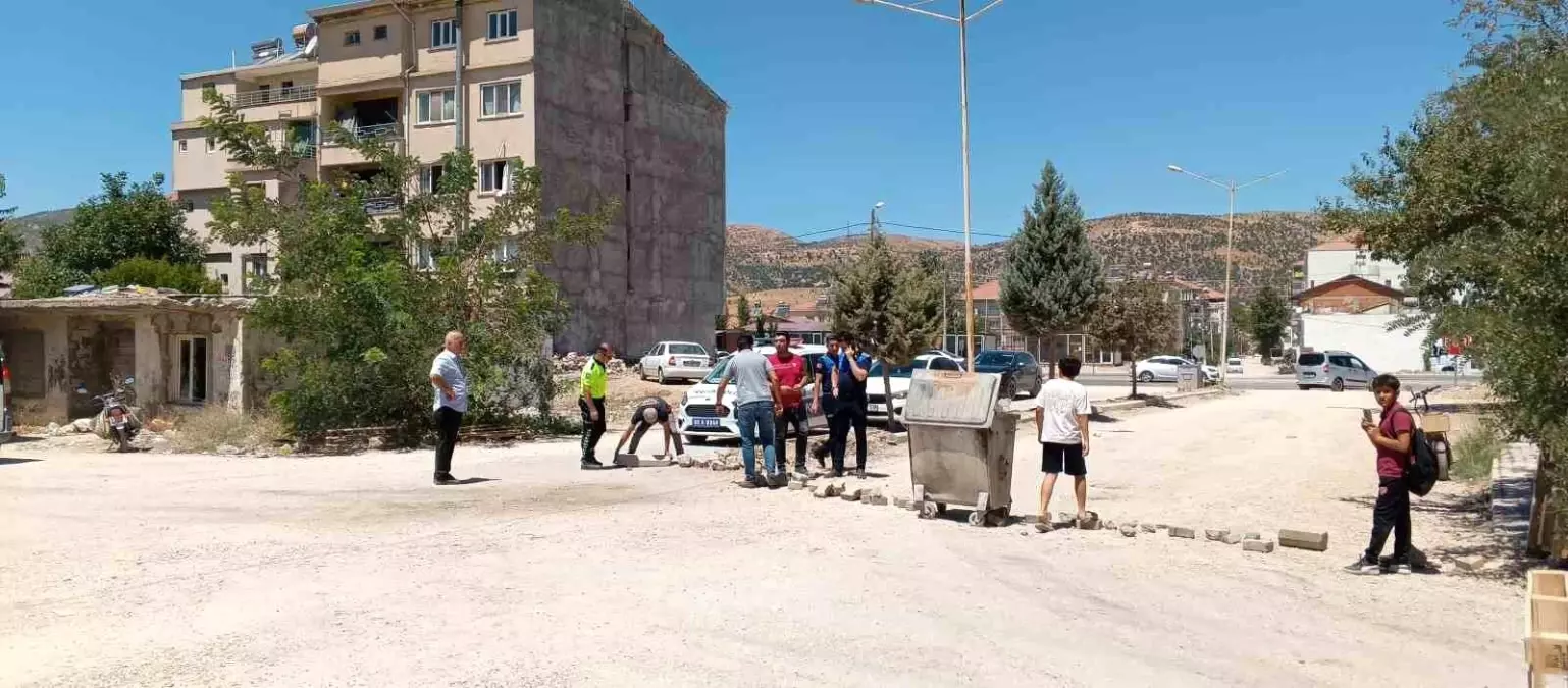 Gölbaşı\'nda Vatandaşlar Yollardaki Tozdan Şikayetçi, Eylem Yaptı
