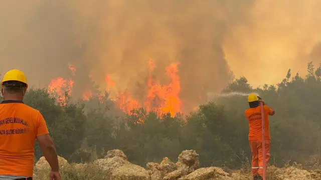Antalya'da 3 ayrı orman yangını! Alevler yerleşim yerlerine yaklaştı