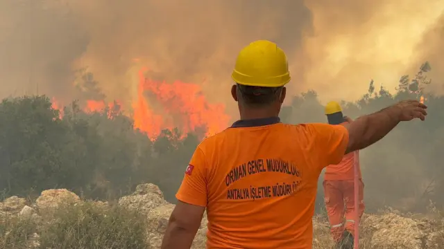 Antalya'da 3 ayrı orman yangını! Alevler yerleşim yerlerine yaklaştı