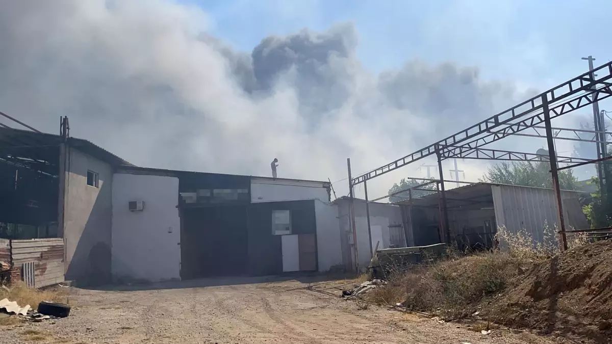 Antalya\'da Yangın: Mobilya Fabrikasına Sıçradı