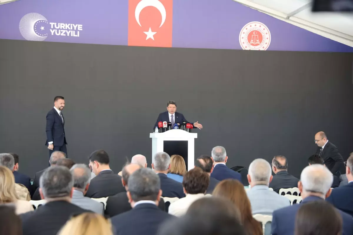 Bakan Tunç: Darbeciler tarafından yazılmış olması bile anayasanın değiştirilmesi için geçerli sebep