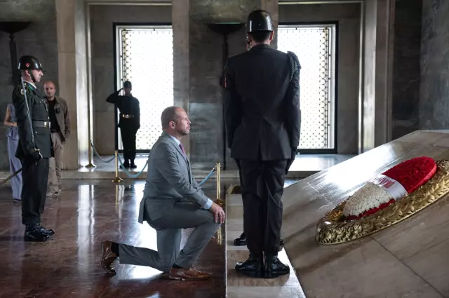 Belçika Savunma Bakanı Atatürk'ün mozolesinin önünde diz çöktü