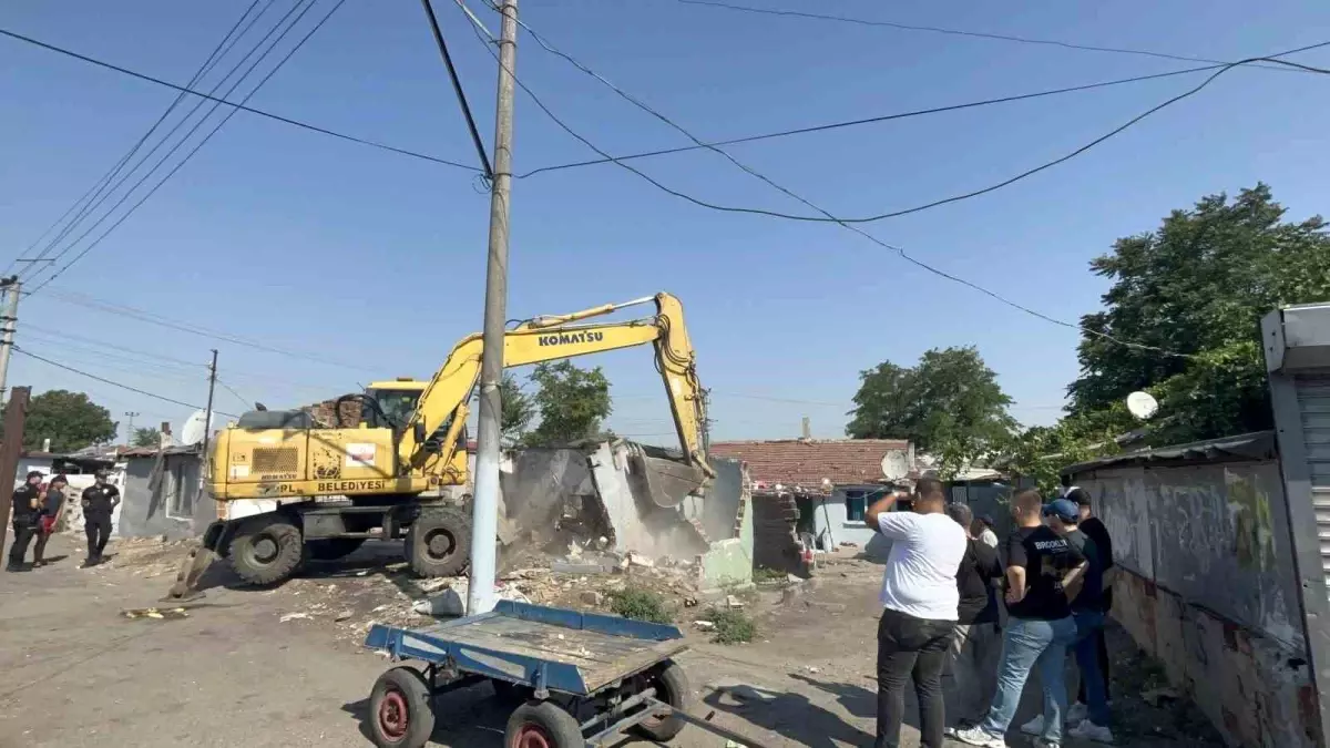 Çorlu\'da Metruk Binalar Yıkıldı