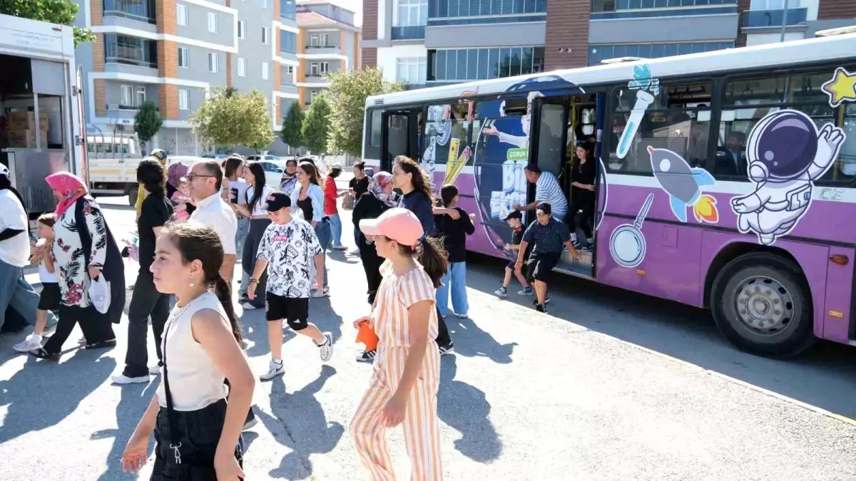 Çorum Belediyesi\'nden 700 Çocuğa Ücretsiz Lunapark Etkinliği