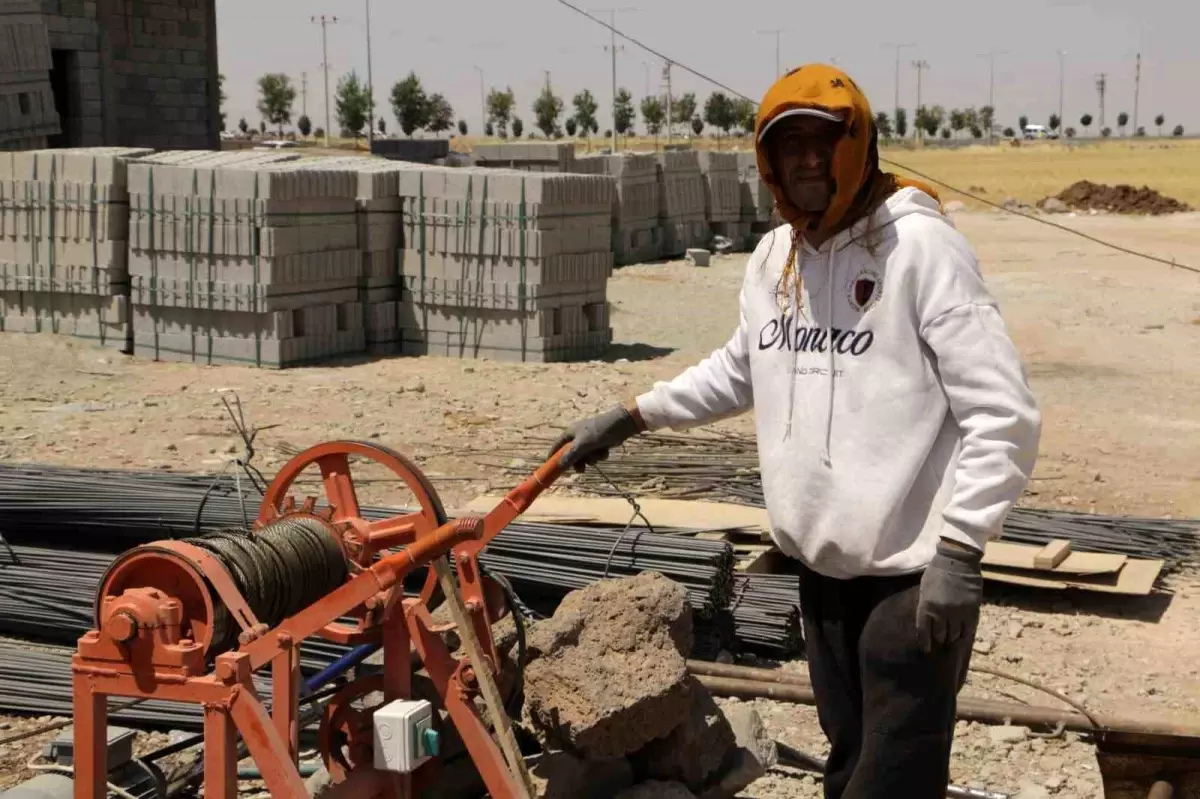 Diyarbakır\'da İnşaat İşçileri Aşırı Sıcakla Mücadele Ediyor