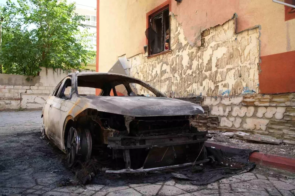 Edirne\'de Otomobil Yangını: Apartman Sakinleri Kurtuldu