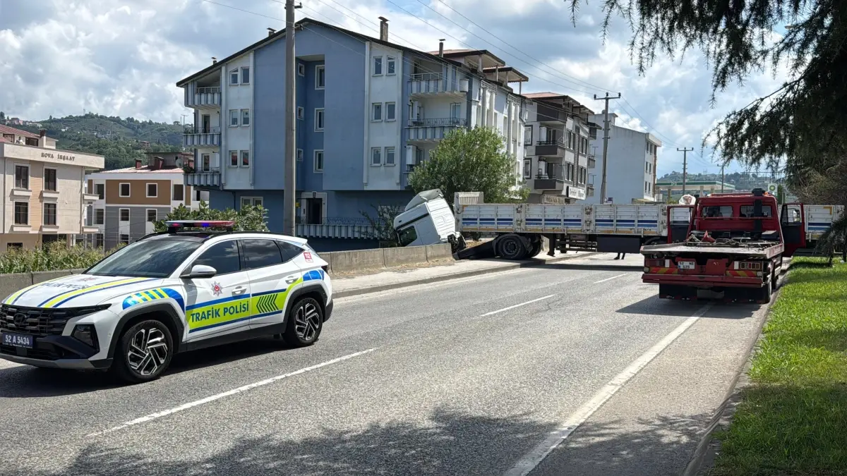 Ordu\'da Freni Boşalan TIR, Beton Bariyere Çarptı