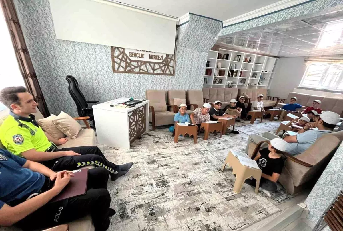 Yaz Kur\'an Kursu Öğrencilerine Trafik Eğitimi