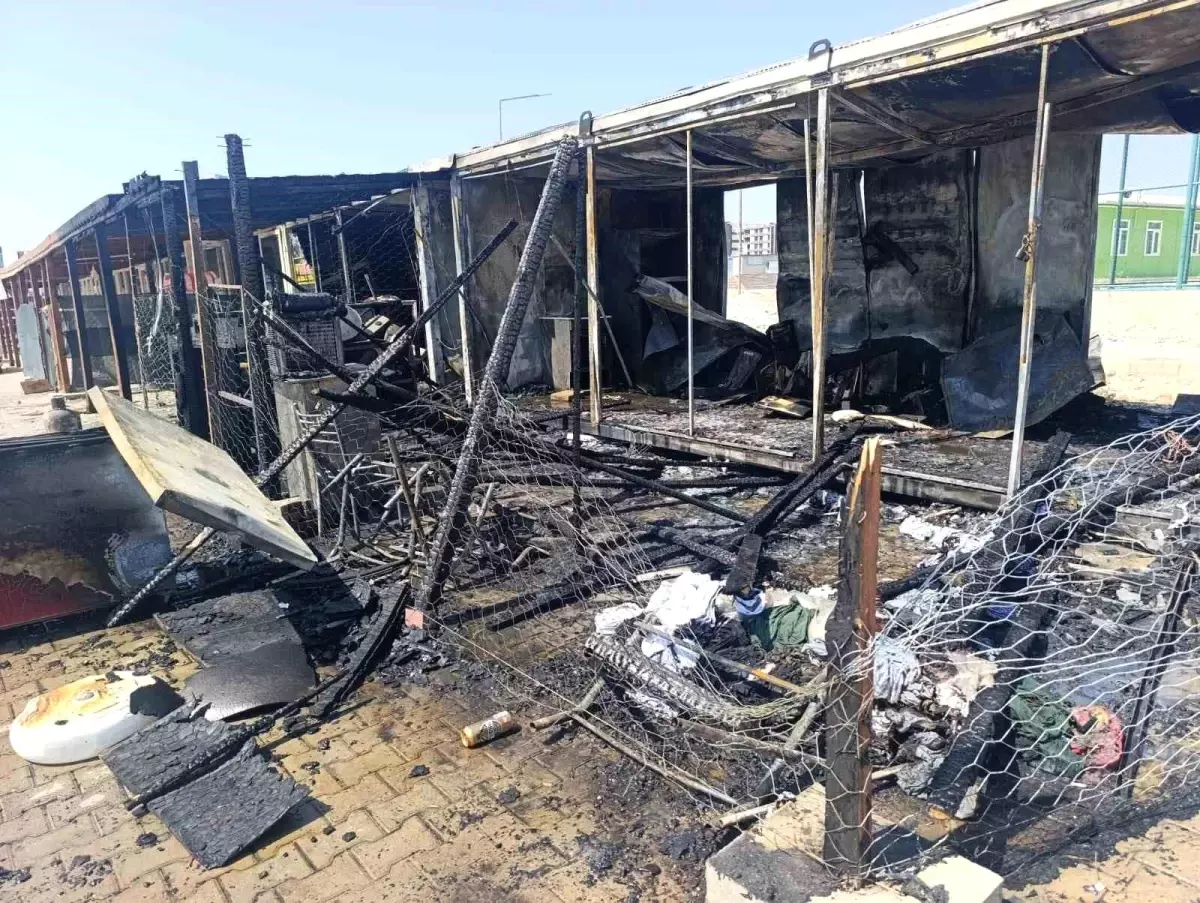 Adıyaman\'da Yangın: İki İş Yeri Kullanılamaz Hale Geldi