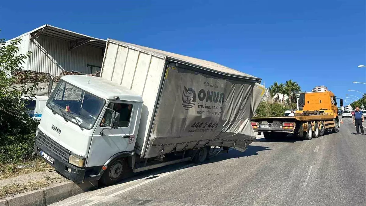 Samsun\'da Freni Patlayan Kamyonet Facianın Eşiğinden Döndü