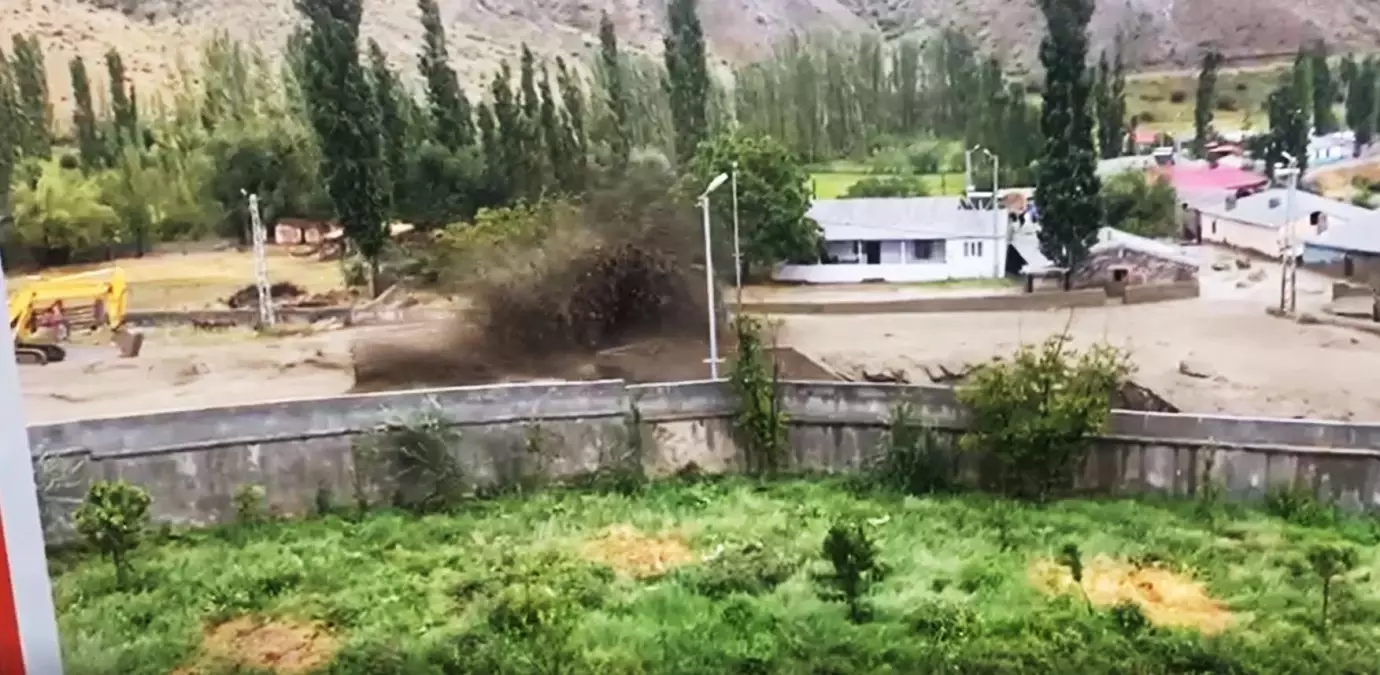 Kars\'ta Sağanak Sele Neden Oldu