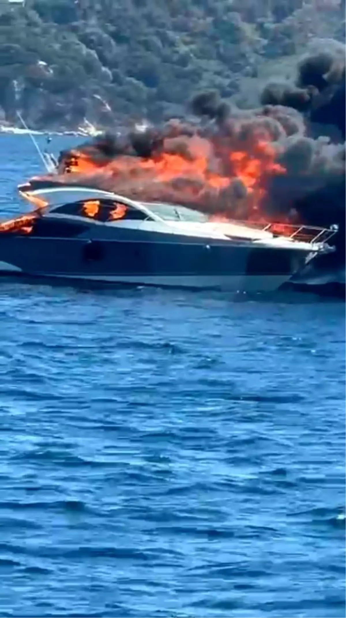 Kınalıada\'da Lüks Yat Alevlere Teslim Oldu